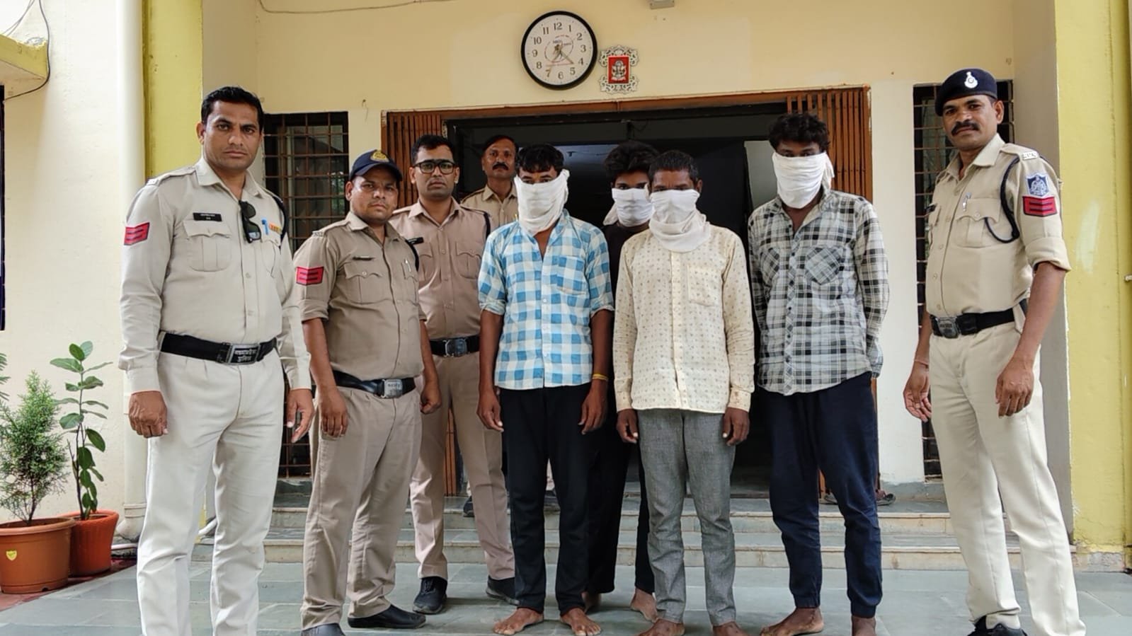 नेपानगर पुलिस की बड़ी कार्रवाई: गिट्टी खदान में चोरी करने वाले 4 आरोपी गिरफ्तार, 60 हजार का सामान बरामद