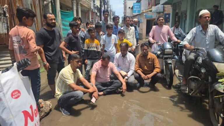 बुरहानपुर: कीचड़ में बैठे पार्षद, लोहार मंडी में ‘जल आंदोलन’; जलभराव पर नगर निगम के खिलाफ प्रदर्शन