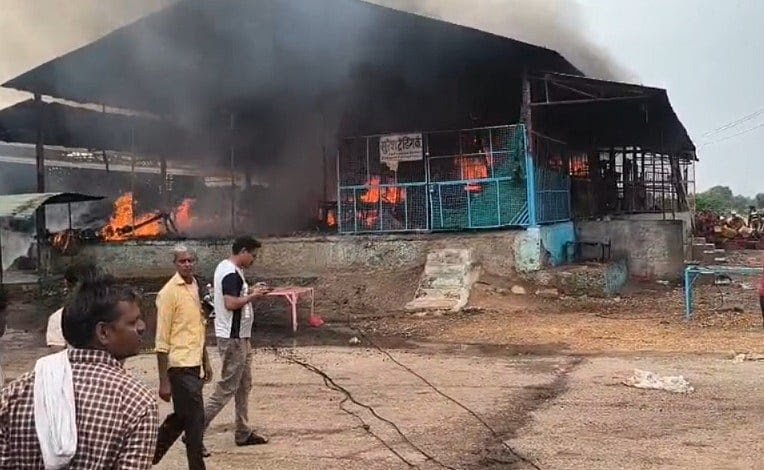 मुरैना की सबलगढ़ मंडी में भीषण आग, सब्जी गोदाम जलकर खाक